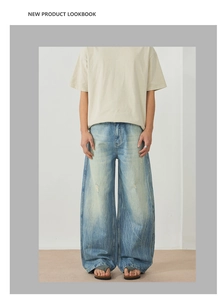 Détails du jean délavé bleu clair avec des trous usés et une texture denim vintage unique