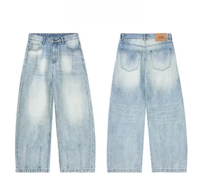 Vue avant et arrière du jean large bleu clair délavé avec détails vintage et usés