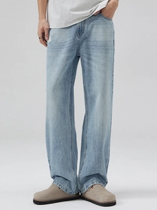 Jean bleu clair pour homme à coupe large avec détails déchirés et style vintage délavé