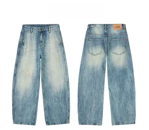 Détail du jean denim bleu délavé avec motifs d'éclairs et finitions vieillies