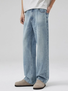 Jean droit homme bleu clair délavé avec chaussures décontractées en daim