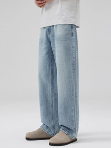 Jean en denim délavé bleu clair pour homme avec coupe droite et style minimaliste