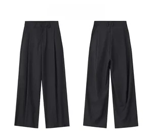 Vue avant et arrière du pantalon noir large avec plis et design à taille haute