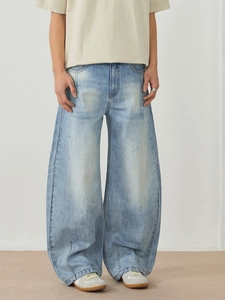 Jean homme bleu clair à jambe large avec une finition délavée vintage et coupe droite