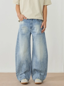 Jean oversize en denim délavé bleu clair avec tissu épais et coupe jambe large