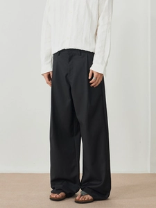 Pantalon large noir pour homme avec tissu fluide dans un style minimaliste épuré