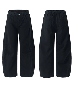 Vue détaillée avant et arrière d'un pantalon ample noir avec taille élastique et poches