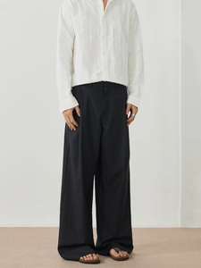 Chemise blanche texturée pour homme et pantalon noir à jambe large au style minimaliste chic