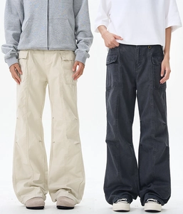 Détail du pantalon cargo vintage gris à coupe large avec plusieurs poches pratiques