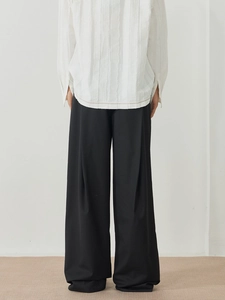 Pantalon large noir pour homme et chemise à rayures blanches vue de dos
