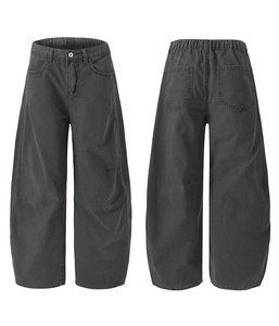 Vue avant et arrière du pantalon large gris foncé avec taille élastique et détails cargo
