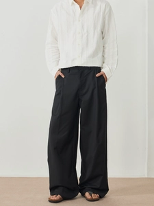 Pantalon large noir pour hommes à coupe droite minimaliste avec tombé fluide chic