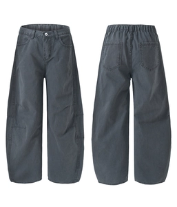 Vue à plat du pantalon rétro déstructuré gris foncé montrant les poches avant et arrière