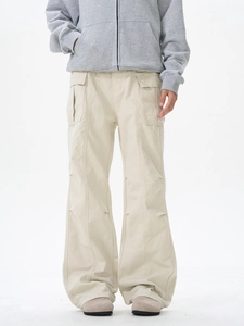 Vue détaillée du pantalon cargo baggy kaki avec design multipoches et style rétro