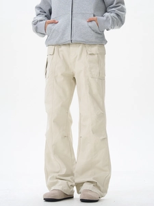 Détail du pantalon cargo beige avec plusieurs poches, coupe large et sergé de coton premium