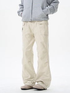 Détails des poches cargo sur le pantalon beige vintage à coupe droite et jambe large