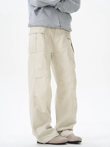 Détail du pantalon cargo gris vintage avec poches latérales et coupe droite décontractée