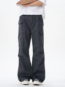 Détail d'un pantalon cargo large avec poches à rabat et tissu vintage délavé