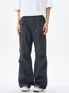 Détail du pantalon cargo gris foncé ample avec plusieurs poches utilitaires