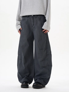 Détail du pantalon large gris foncé oversize avec surpiqûres contrastées et coutures courbées