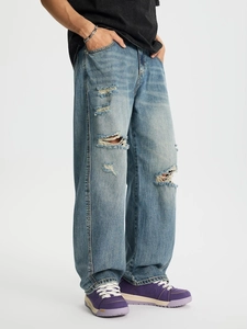Jeans larghi azzurri da uomo con strappi vintage e taglio dritto rilassato stile street