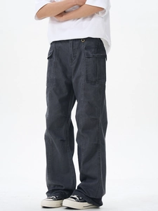 Détail d'un pantalon cargo gris vintage avec coupe large et anneau en D métallique à la taille