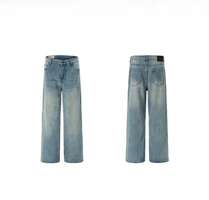 Vorder- und Rückansicht der hellblauen Straight-Leg-Jeans mit Used-Look-Textur