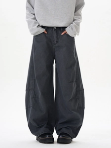 Détail du pantalon cargo gris foncé à jambes larges avec poches latérales et coutures