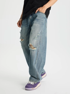 Jeans azzurri da uomo a gamba dritta con strappi sulle ginocchia e stile streetwear