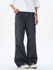 Détail du pantalon cargo gris délavé avec poches latérales et texture style vintage