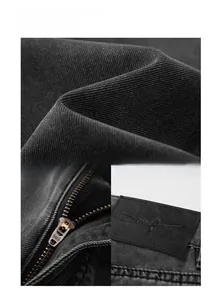 Détails du denim gris foncé avec fermeture éclair SBS et écusson en cuir sur le jean