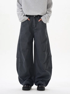 Coutures détaillées et silhouette large sur ce pantalon banane délavé gris foncé