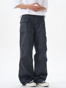 Détails du pantalon cargo gris délavé avec grandes poches et anneau en D métallique