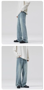 Detailansicht der hellblauen Wide-Leg-Denim-Jeans mit Used-Effekt am Bund und geradem Schnitt