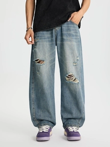 Jeans baggy azzurri con dettagli strappati e stile streetwear americano retrò