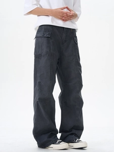 Détails d'un pantalon cargo gris foncé ample avec plusieurs poches et plis design
