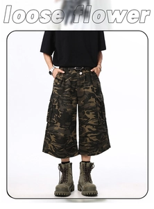Detailed view of cargo side pockets on men's loose camouflage tactical shorts