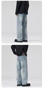 Détail d'un jean bleu clair délavé à coupe droite avec finition rétro authentique