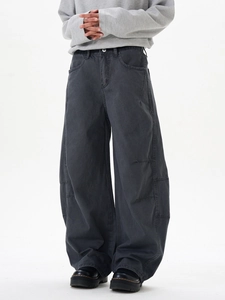 Détail du pantalon large déconstruit gris foncé pour homme avec coutures de style