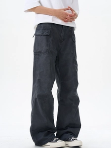 Détail du pantalon cargo délavé gris anthracite avec toile robuste et poches latérales
