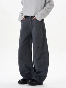 Détail du pantalon large gris foncé avec surpiqûres apparentes et tissu en coton robuste