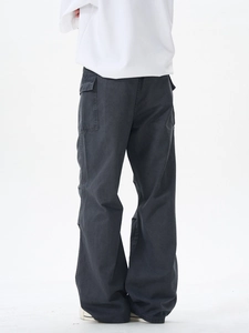 Détail du pantalon cargo gris foncé avec coupe large et poches latérales à rabat