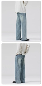 Detail der hellblau gewaschenen Denim-Jeans mit weitem Bein und Taschendesign auf der Rückseite
