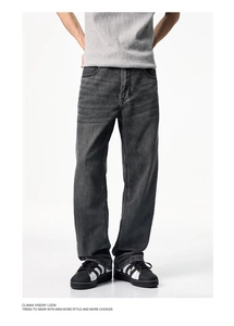 Détail du jean en denim Lyocell gris foncé avec délavage prononcé et moustaches de chat