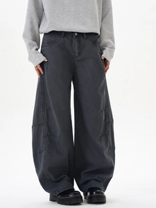 Détails d'un jean large gris foncé en coton lourd avec surpiqûres et empiècements design