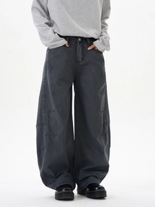 Détails macro du pantalon large gris foncé avec taille haute et texture en coton épais