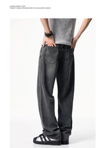 Vue arrière du jean ample à coupe droite en gris foncé rétro avec texture délavée
