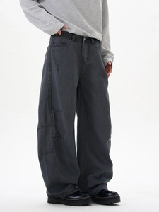 Vue détaillée des coutures latérales d'un pantalon cargo en denim gris foncé à jambe large
