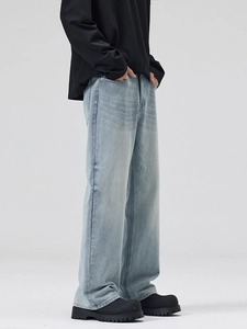 Jean bleu clair à jambe large pour homme avec finition délavée vintage et coupe droite
