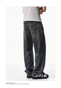 Détail du tissu denim délavé gris foncé et de la poche arrière avec étiquette tissée